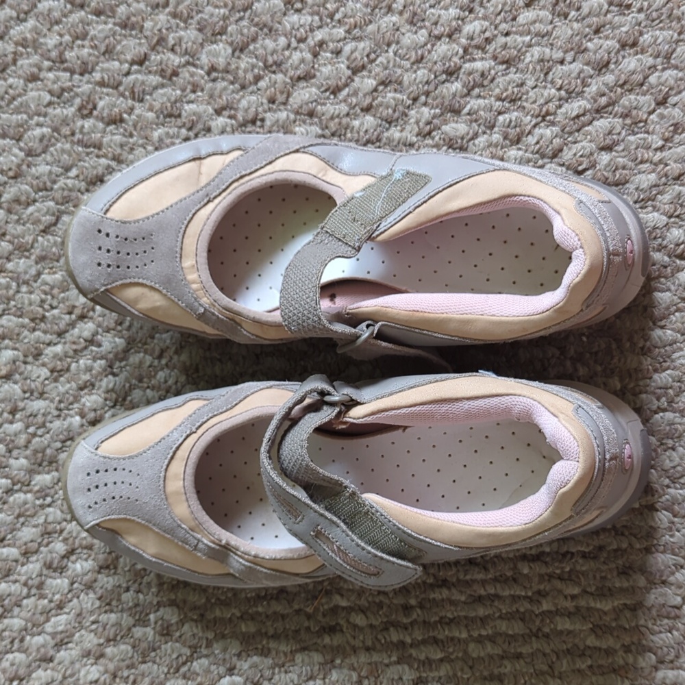 Vintage lightly worn sandals, very comfortable